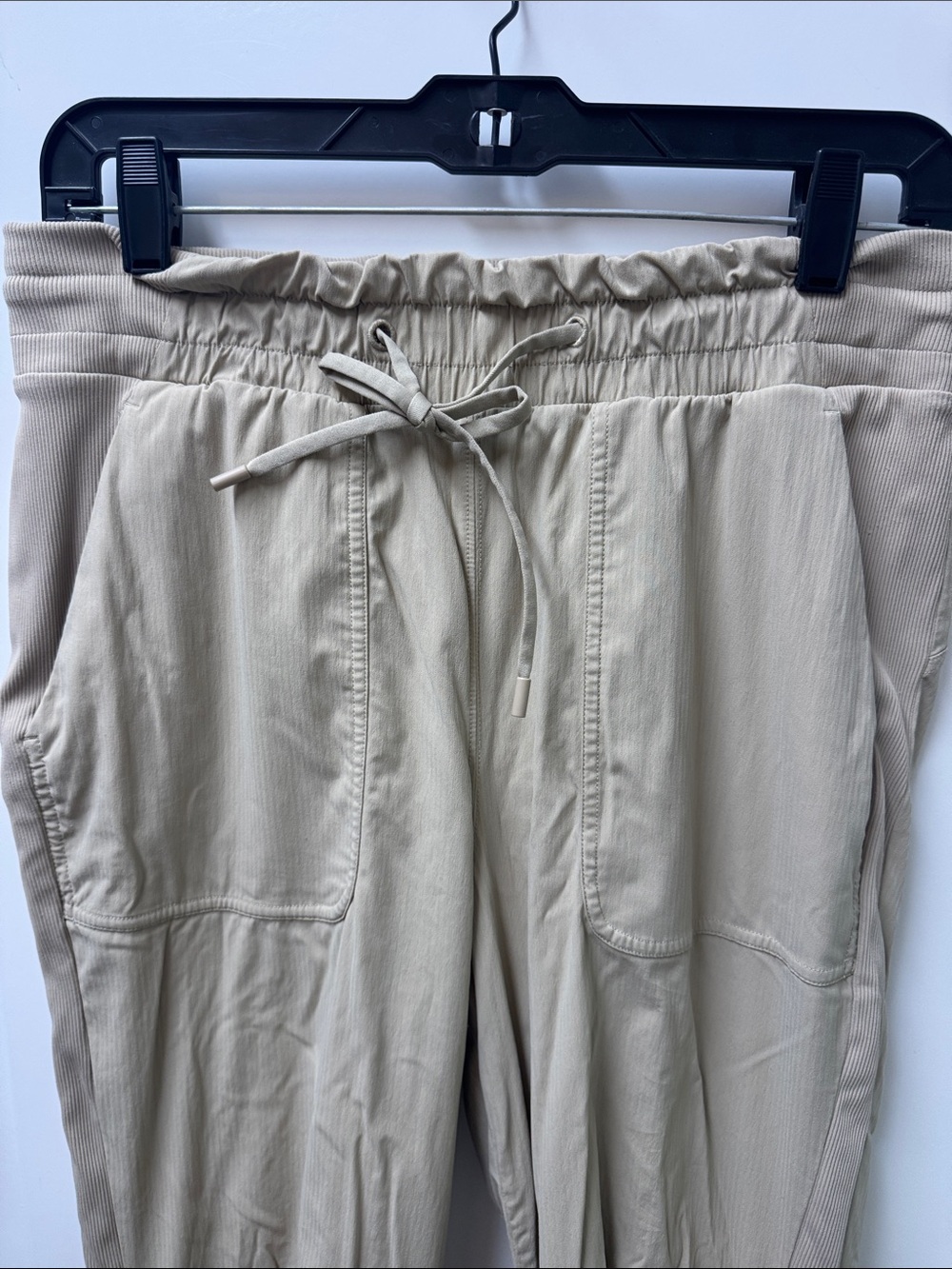Women’s Lululemon lined jogger Pants in Light Beige